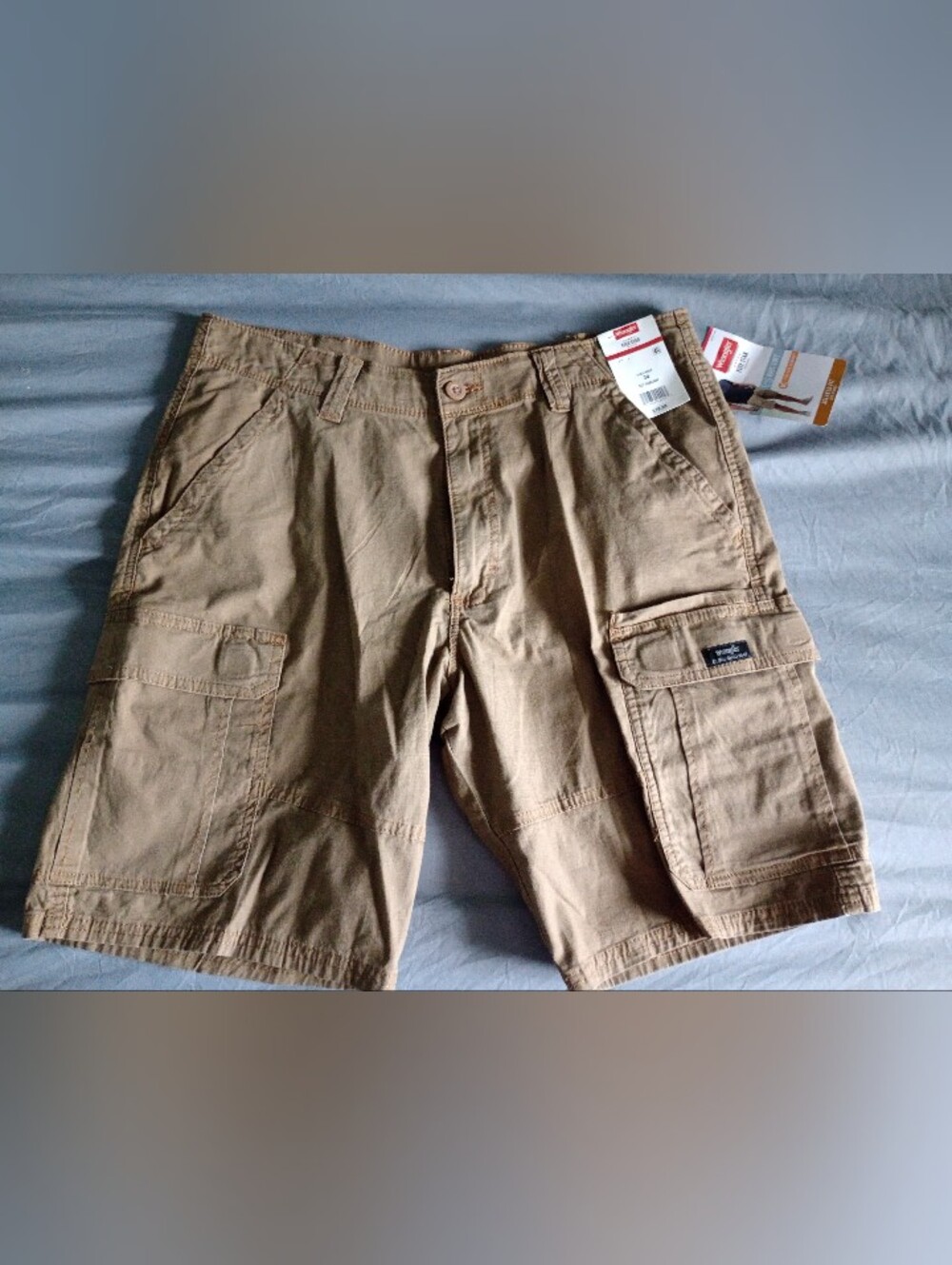 NWT Men's Wrangler Khaki/Tan Cargo Shorts Size 34